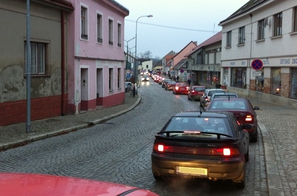 Fotografie ke článku: Doprava v Telči dnes kolabovala, město protkala nekončící kolona aut